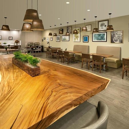 Element Toronto Airport Hotel Мисисага Екстериор снимка