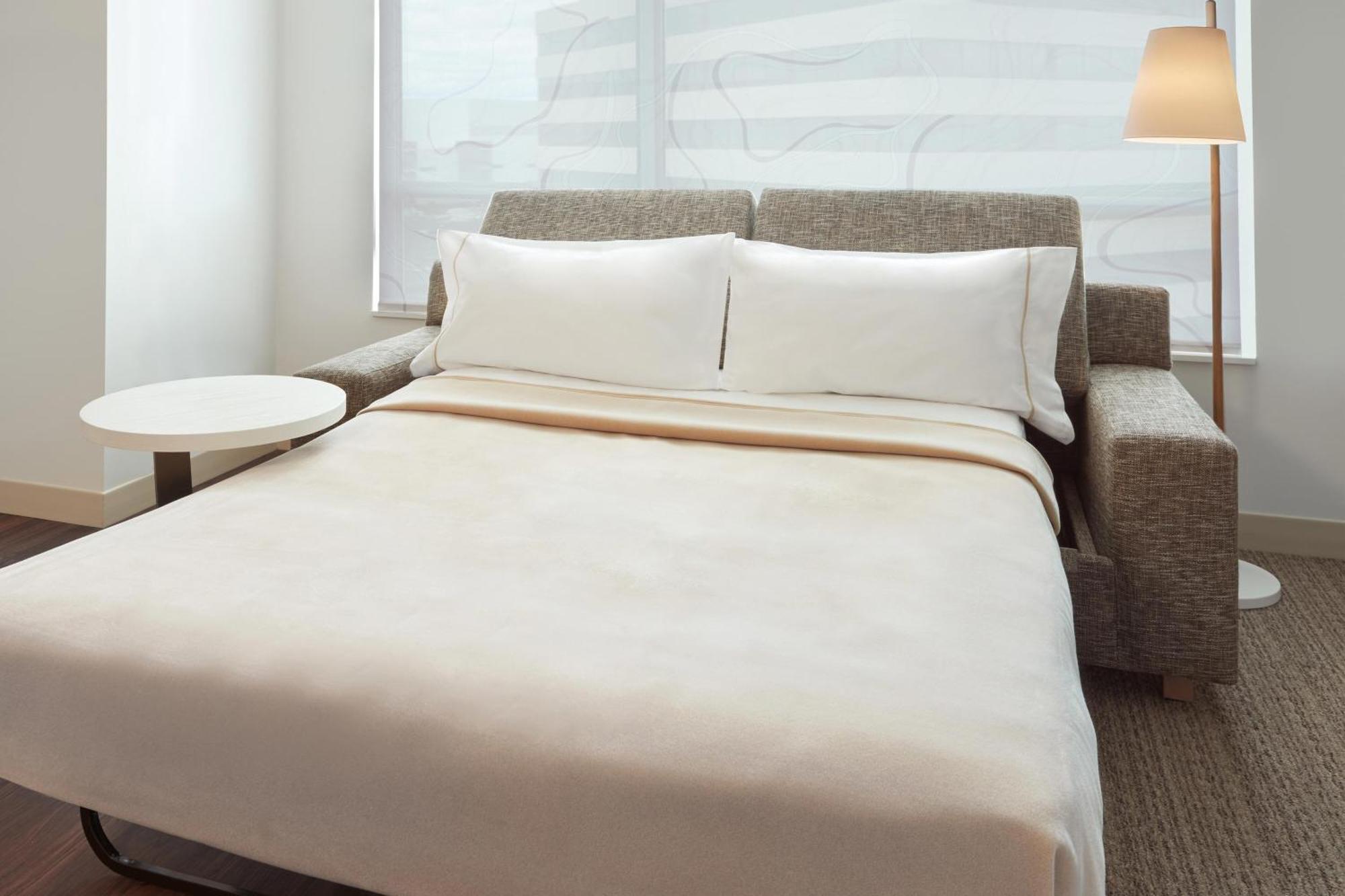 Element Toronto Airport Hotel Мисисага Екстериор снимка