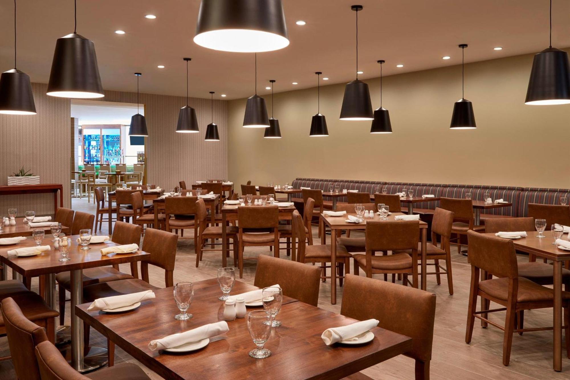 Element Toronto Airport Hotel Мисисага Екстериор снимка