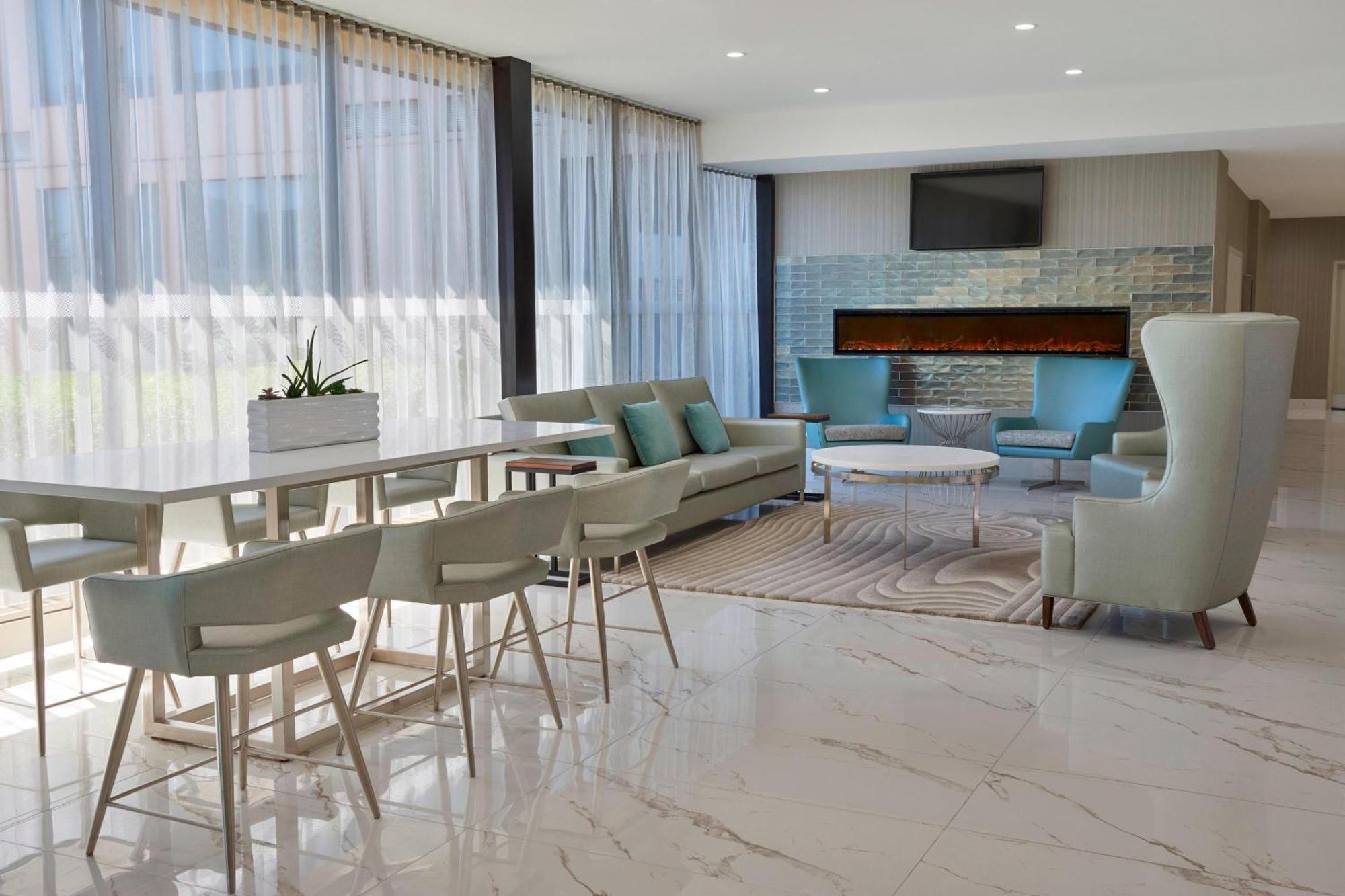 Element Toronto Airport Hotel Мисисага Екстериор снимка